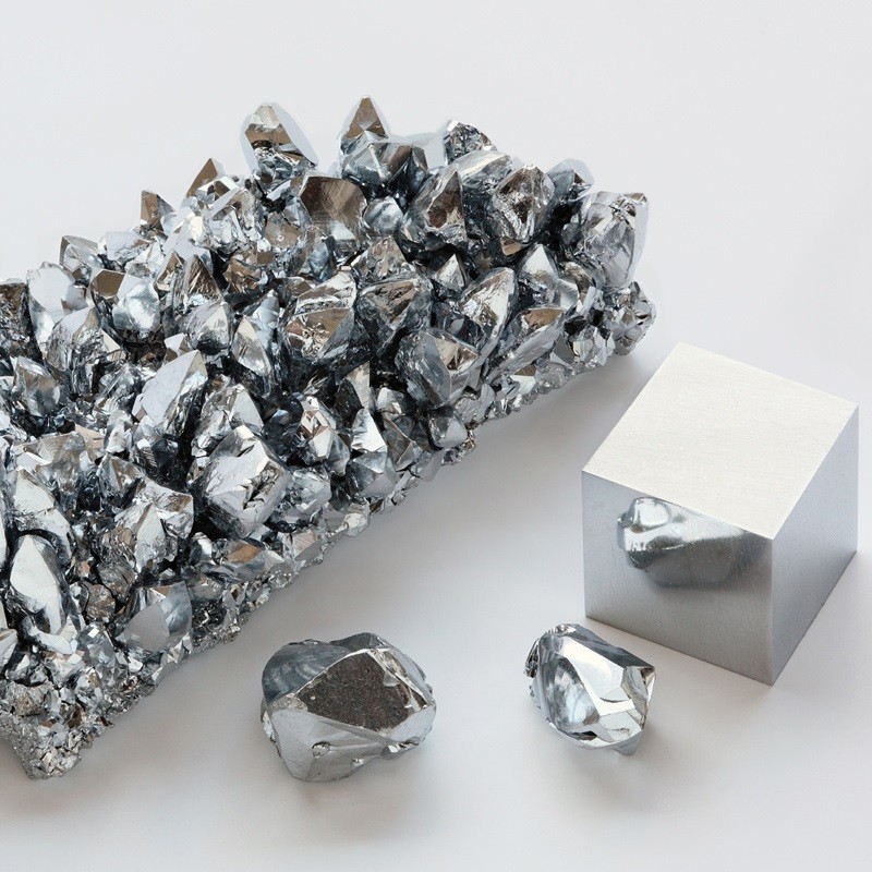 通过分解碘化铬和化学转移法制得的纯铬晶体对比旁边的纯铬