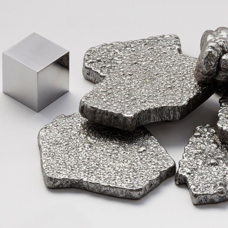 电化学提纯的纯铁片和高纯铁块的对比