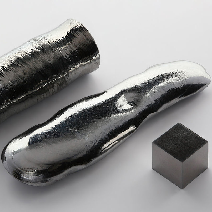 一块用浮动区域精炼法制得的高纯铼，另外一块是用电子重熔法制造的高纯铼晶体用以对比